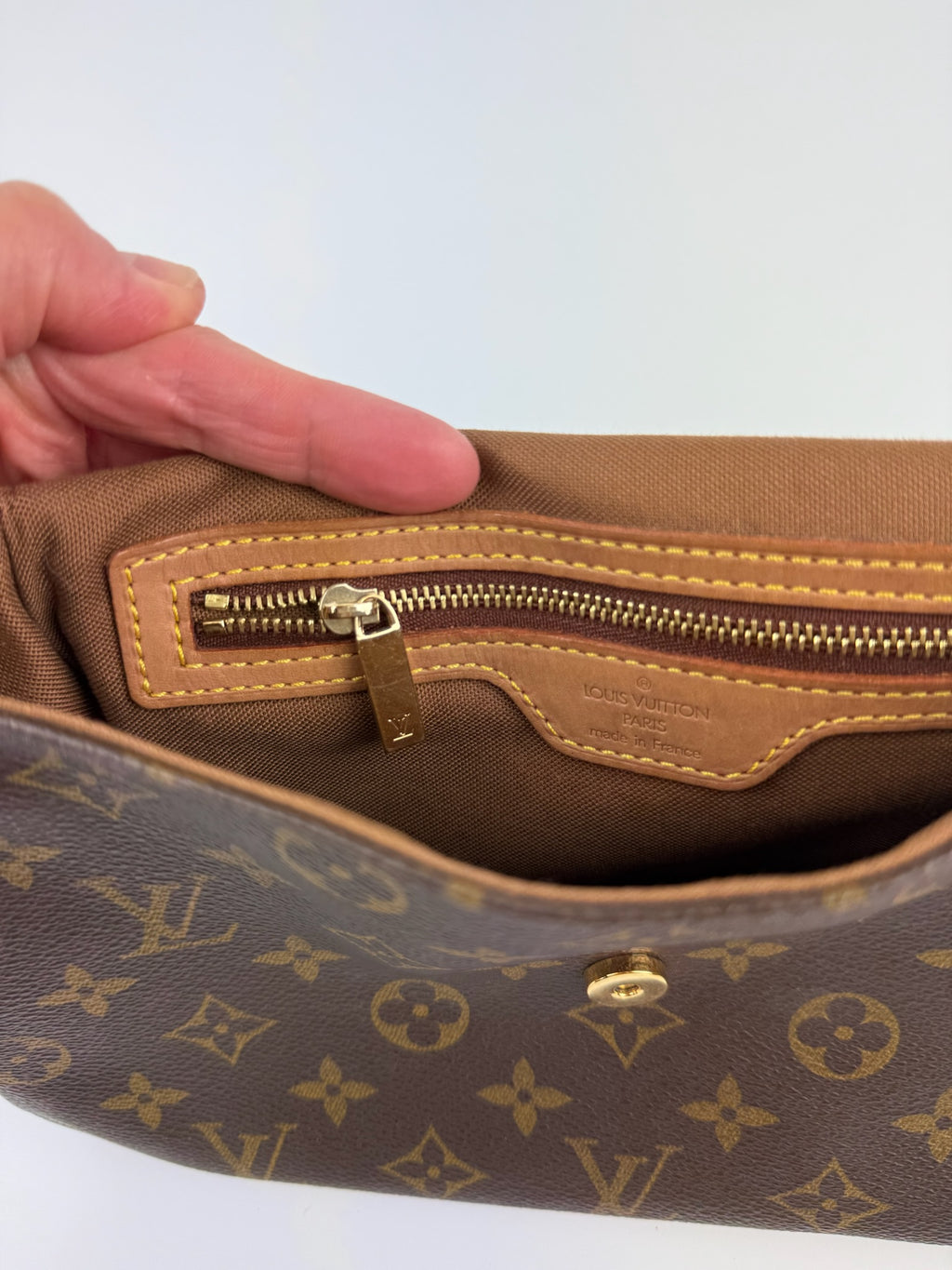 LOUIS VUITTON LOOPING MINI