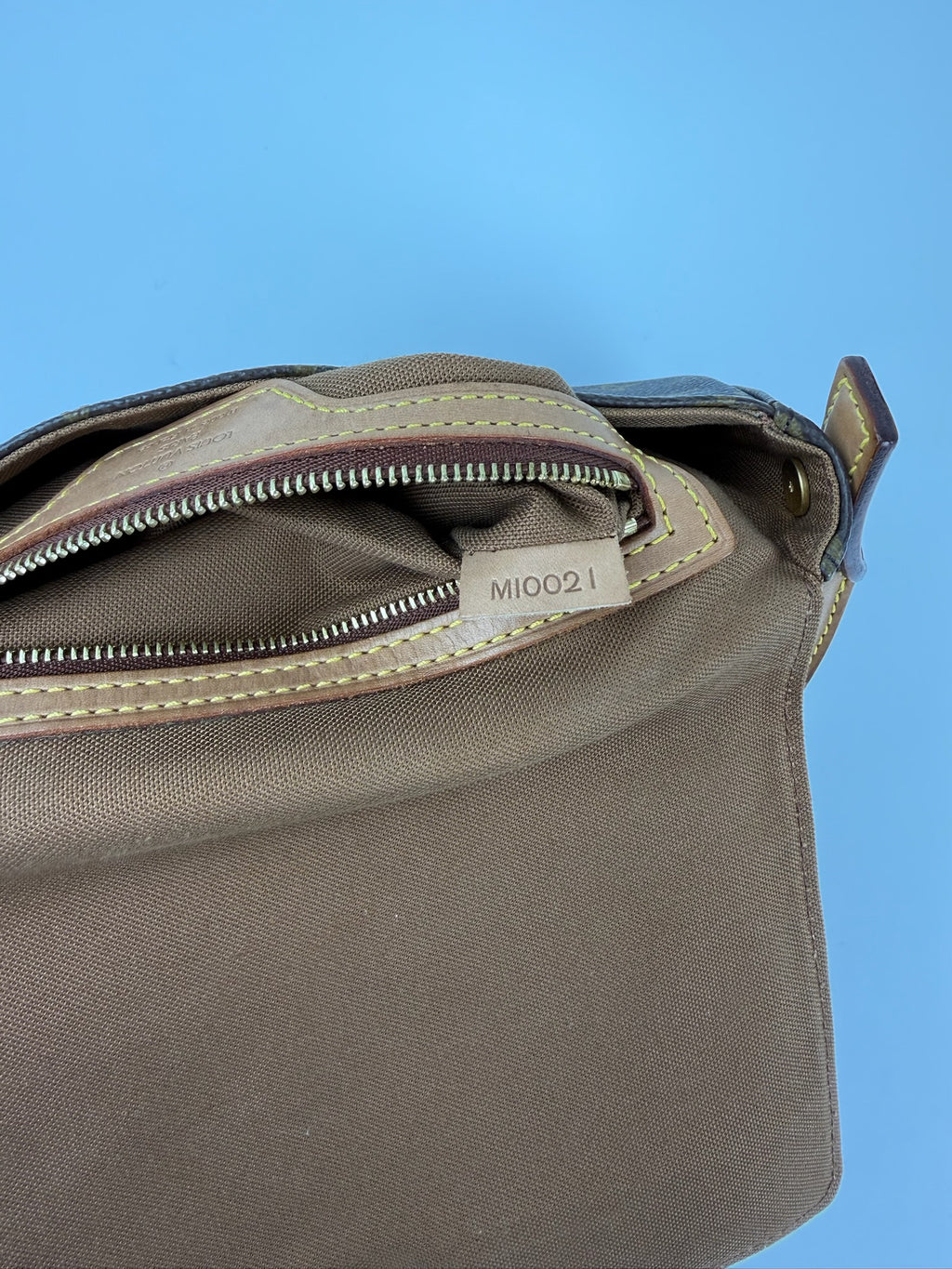 LOUIS VUITTON LOOPING MINI
